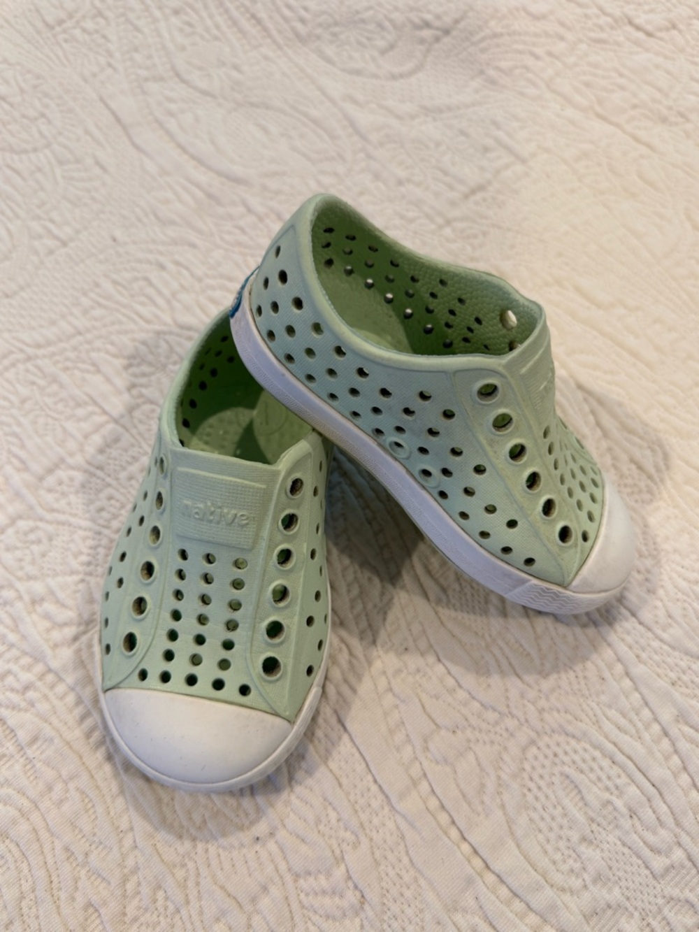 Native Jefferson Shoe in Mint Green and White size C5. Excellent Condition - Picture 2 of 7